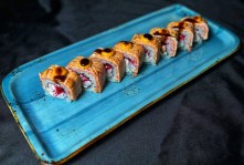 Опаленный лосось с креветкой и икрой тобико